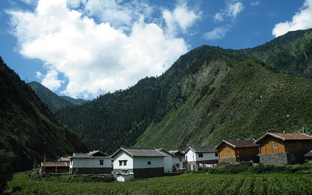 旅途中經(jīng)過(guò)的藏羌民居，在群山的懷抱中，自成一幅天然的畫(huà)卷。