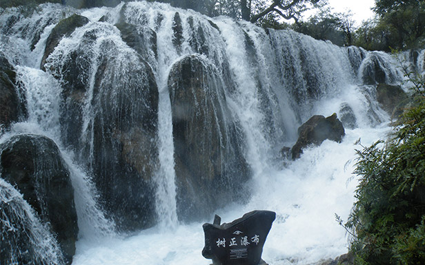 九寨溝，氣勢(shì)恢宏的樹(shù)正瀑布，水流湍急，清澈。