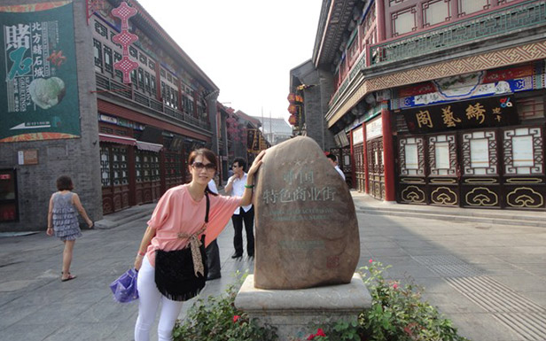 在天津特色商業(yè)街——古文化街頭，欣賞天津民間工藝品，感受古香古色的天津傳統(tǒng)文化。