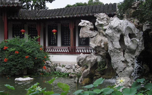 蘇州園林一角——以水池為中心，假山遍布，長(zhǎng)廊環(huán)繞，樓臺(tái)隱現(xiàn)，曲徑通幽。