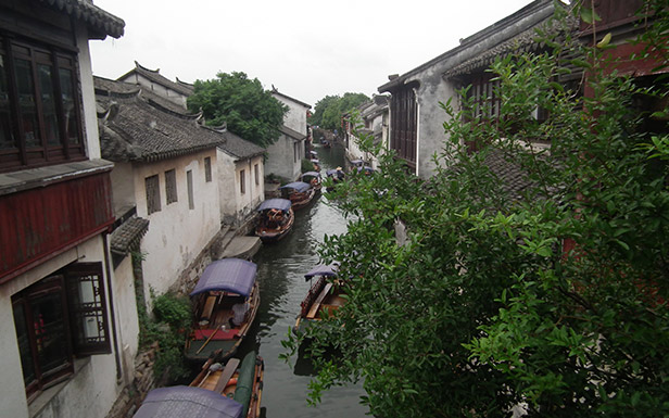 周莊水世界，吳水依依吳水流，吳中舟楫好夷游。