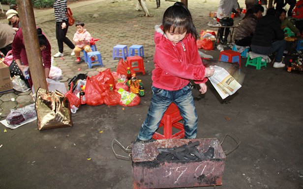 梧桐雨小妹妹在生火，姿勢可標(biāo)準了！